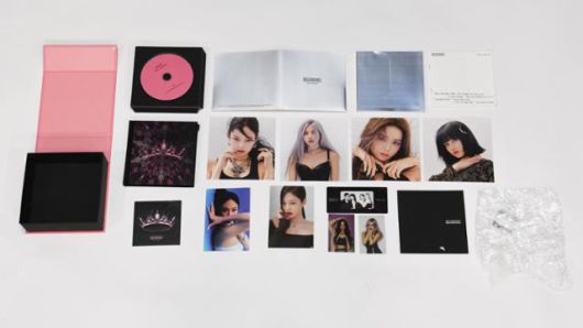 블랙핑크의 음반 '더 앨범'을 펼쳐놓았다. 포장재를 포함해 총 18개의 구성품으로 이뤄져 있다.