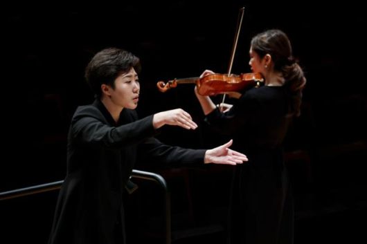 12일 오후 서울 예술의전당에서 개최된 'KSO 국제지휘콩쿠르' 2차 본선에서 중국 출신의 지휘자 리한 수이(왼쪽)가 시벨리우스의 바이올린 협주곡을 지휘하고 있다. 코심 제공