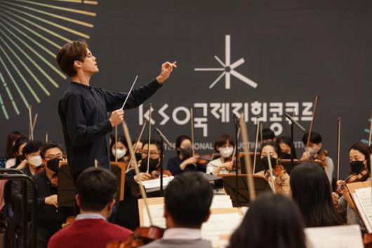 'KSO지휘콩쿠르' 결선에 진출한 미국 출신 지휘자 엘리아스 피터 브라운(왼쪽)이 대회에서 코리안심포니오케스트라 단원들과 과제곡을 연주하고 있다. 코심 제공