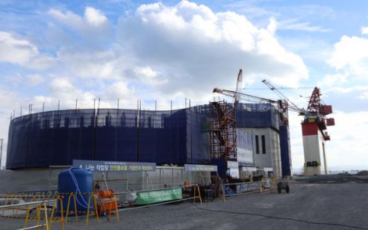 경북 포항시 북구 영일만신항 케이슨 제작공장 현장. 웬만한 빌라보다 더 큰 케이슨은 플로팅도크에 실려 항만 밖으로 옮겨진 뒤 예인선에 끌려 50여 시간의 항해 끝에 울릉공항 활주로 건설현장에 투하된다. 포항=정광진 기자