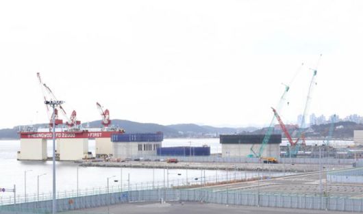 경북 포항시 북구 영일만신항 케이슨 제작공장 현장. 웬만한 빌라보다 더 큰 케이슨은 플로팅도크에 실려 항만 밖으로 옮겨진 뒤 예인선에 끌려 50여 시간의 항해 끝에 울릉공항 활주로 건설현장에 투하된다. 포항=정광진 기자