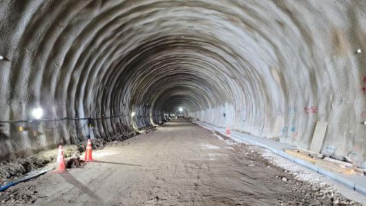 울릉공항 건설 일환으로 시공 중인 사동터널. 8월 관통한 데 이어 내년 4월 개통을 목표로 내부 공사가 한창이다. 경북도 제공