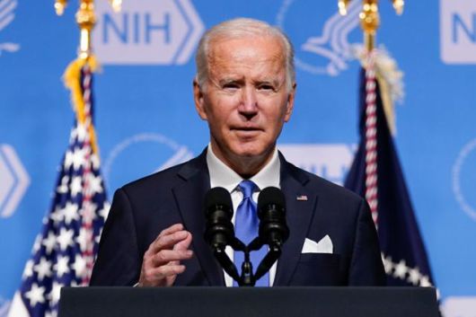 조 바이든 미국 대통령이 2일 메릴랜드주 베데스다에 위치한 국립보건원(NIH)을 방문한 자리에서 코로나19 오미크론 변이 대응을 위해 강화된 방역 지침을 발표하고 있다. 베데스다=AP 연합뉴스