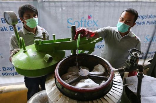인도네시아의 사회적 기업 ㈜소프텍스인도네시아 직원이 기저귀를 벽돌로 만드는 열수 공법 과정을 설명하고 있다. 리푸탄6닷컴 캡처