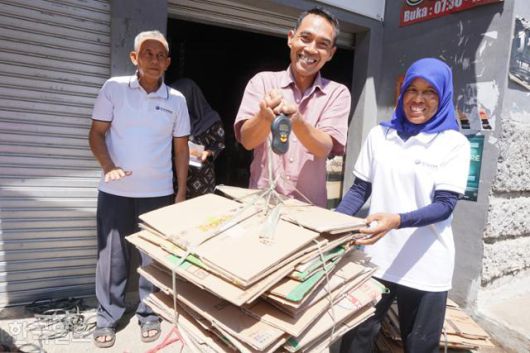 인도네시아 서부자바주 수방의 탄중왕이 마을 쓰레기은행 직원들이 가게에서 모은 종이박스의 무게를 재고 있다. 수방=고찬유 특파원