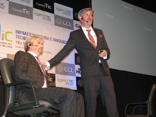 덴마크 올보르 대학교(Aalborg University) 커뮤니케이션·심리학과 교수 헨릭 샤르페(Henrik Schärfe) 역시 자신과 쌍둥이처럼 닮은 '제미노이드 DK' 로봇을 만들었다. 위키피디아 캡처