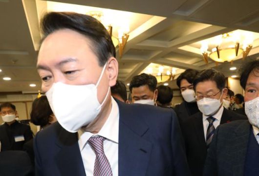 이재명 더불어민주당 대선 후보와 윤석열 국민의힘 대선 후보가 27일 오후 서울 중구 한국프레스센터에서 한국지방신문협회 주최로 열린 지방자치대상 및 한국지역발전대상 시상식을 마친 후 퇴장하고 있다. 오대근 기자