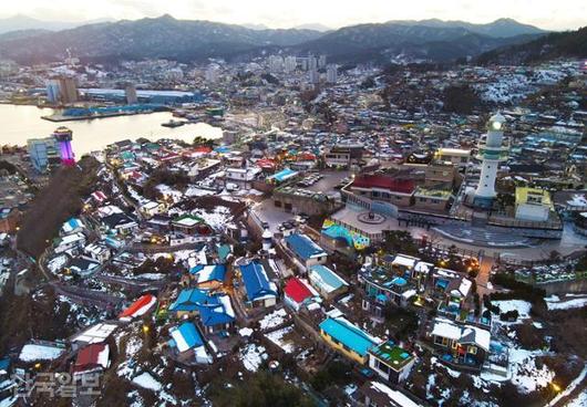 동해 논골마을 풍경. 항구에서 등대까지 바닷가 언덕에 형성된 달동네다.