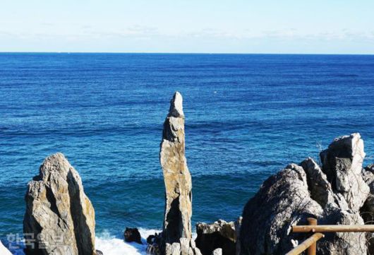 동해의 전통 일출 명소인 추암 촛대바위.