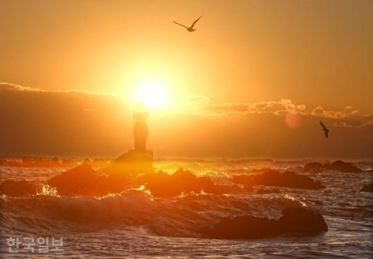 동해 어달해변 일출. 갯바위와 등대가 어우러져 생동감이 넘친다.