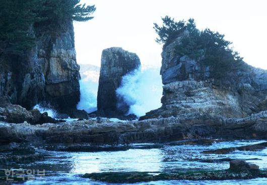 '행복한섬길'의 갯바위에 파도가 부서지고 있다.