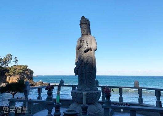 한섬해변 아래 감추사. 바다와 바로 붙어 있는 작은 사찰이다.