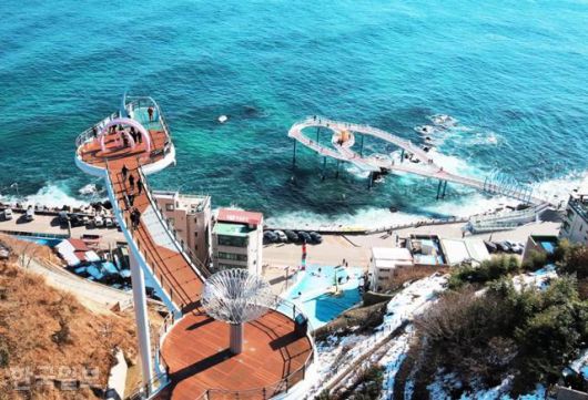 논골담길 북측 골짜기의 '도째비골 스카이밸리'.