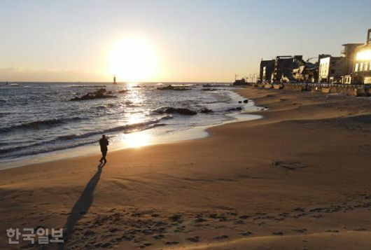 한적한 어촌마을의 감성이 고스란히 녹아 있는 어달해변 일출.