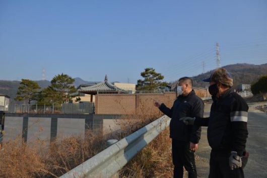 박근혜 전 대통령이 병원 퇴원 후 살 것으로 알려진 대구 달성군 유가읍 쌍계리 한 전원주택 주위에서 이웃들이 얘기를 나누고 있다. 전준호 기자