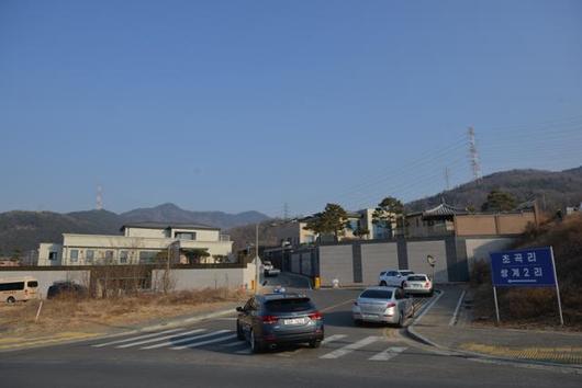 박근혜 전 대통령이 병원 퇴원 후 살 것으로 알려진 대구 달성군 유가읍 쌍계리 한 전원주택(오른쪽)과 경호동으로 소문난 신축 주택 전경. 전준호 기자