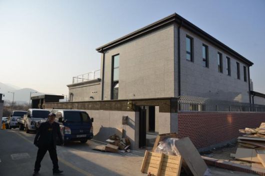 박근혜 전 대통령이 병원 퇴원 후 살 것으로 알려진 대구 달성군 유가읍 쌍계리에 '경호동'으로 소문난 단독주택이 준공을 앞두고 있다. 이곳 골목이 마감공사 인부들의 차량으로 가득 차 있다. 전준호 기자