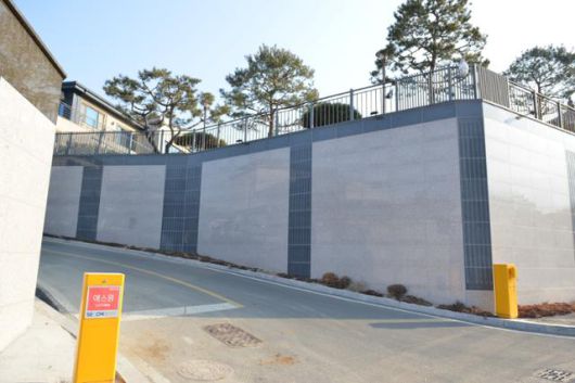 박근혜 전 대통령이 병원 퇴원 후 살 것으로 알려진 대구 달성군 유가읍 쌍계리 한 전원주택 골목 입구 양쪽에 차량 차단막 설치를 위한 구조물이 세워져 있다. 전준호 기자