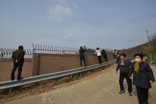 13일 박근혜 전 대통령이 살 집으로 알려진 대구 달성군 유가읍 쌍계리 한 전원주택에서 지지자들이 담장 가드레일을 밟고 올라서서 건물 안을 들여다보고 있다. 전준호 기자