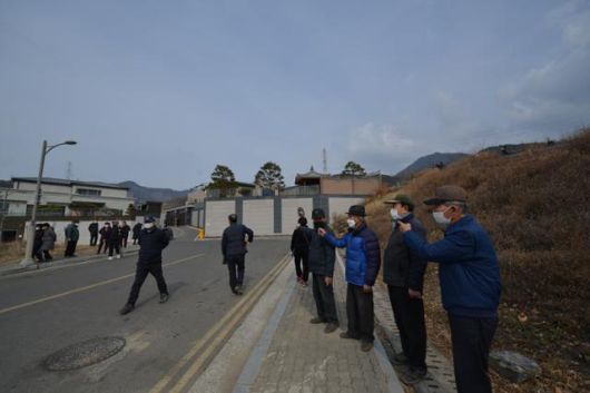 경북 군위에 사는 어르신들이 13일 박근혜 전 대통령이 살 집으로 알려진 대구 달성군 유가읍 쌍계리 한 전원주택 앞에서 얘기를 나누고 있다. 전준호 기자