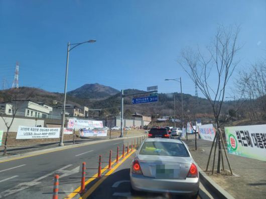 20일 박근혜 전 대통령이 머무를 사저에 들어서는 진입로는 외부인들과 차량이 줄짓는 풍경을 나타내고 있다. 김민규 기자 whitekmg@hankookilbo.com