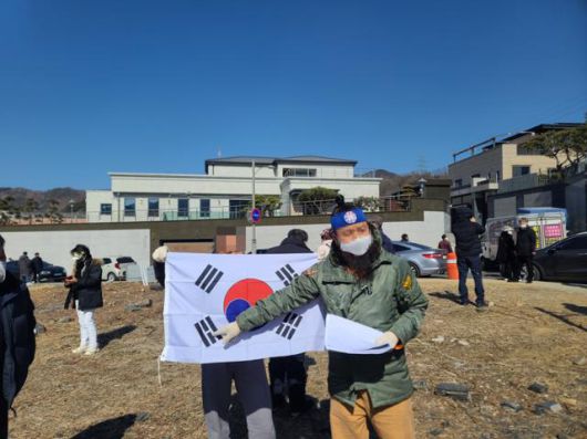 한 단체가 태극기와 유인물을 나눠주며 태극기를 제대로 사용해야 나라가 바로 선다고 주장하고 있다. 김민규 기자 whitekmg@hankookilbo.com