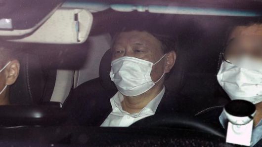 2020년 11월 추미애 당시 법무부 장관과 연일 충돌하던 윤석열 검찰총장이 초췌한 얼굴로 대검찰청사를 빠져나가고 있다. 뉴스1