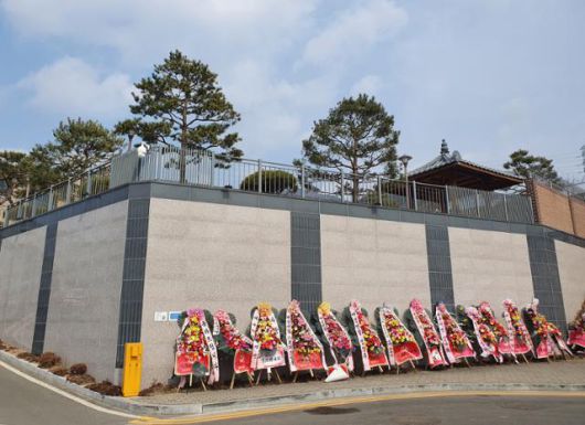 박근혜 전 대통령을 응원하는 화환이 3·1절인 1일 대구 달성군 유가읍 쌍계리 사저 앞에 놓여 있다. 류수현 기자