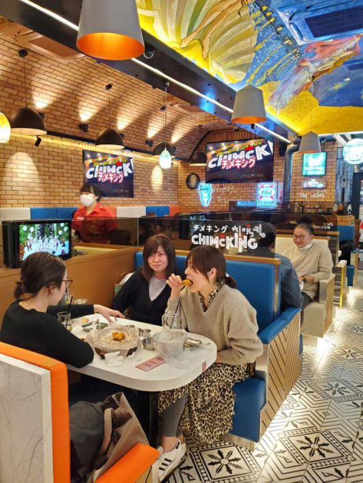 지난달 25일 일본 도쿄 신오쿠보에 문을 연 매장에서 일본인들이 대구식 치킨을 맛보고 있다. ARA홀딩스 제공