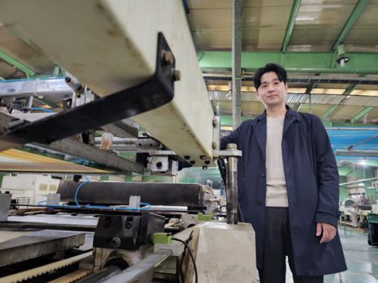 환타스틱스의 스티커 기술력은 모두 아버지의 연구개발 덕분이라고 김영회 대표가 말하고 있다. 김민규 기자 whitekmg@hankookilbo.com