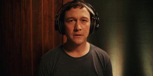 조쉬는 결국 곡 작업을 마무리 짓고, 에밀리에게 메시지를 남긴다. 애플TV플러스 제공