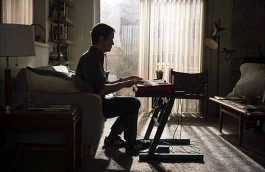 조쉬 코먼은 어린 시절부터 가진 뮤지션의 꿈은 포기하고, 비교적 안정적이지만 지루한 나날을 보낸다. 애플TV플러스 제공