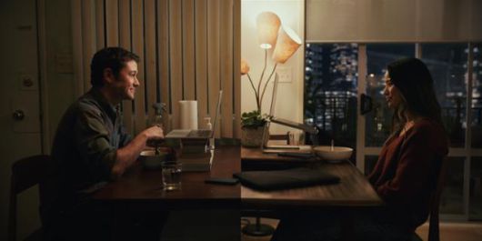 조쉬는 팬데믹으로 이뤄진 비대면 소개팅에서 만난 에밀리에게 '팩폭'을 당한다. 애플TV플러스 제공