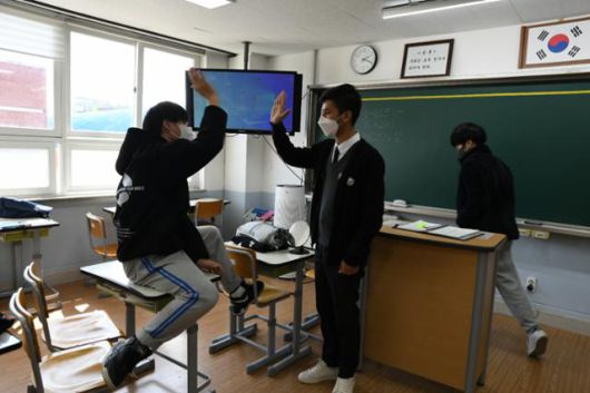 지난 15일 울산생활과학고등학교 2학년 교실에서 아프간 특별기여자의 자녀인 타왑이 친구와 하이파이브를 하고 있다. 울산= 박은경 기자