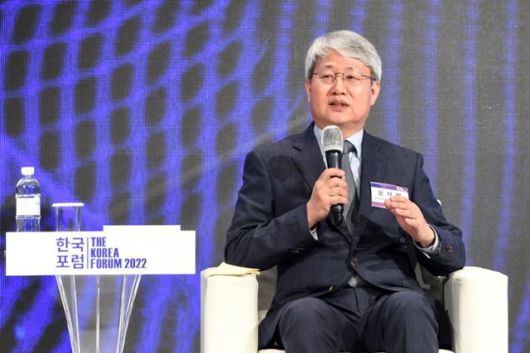 '한국포럼 2022'가 26일 서울 중구 웨스틴조선호텔 그랜드볼룸에서 '윤석열 정부, 무엇을 해야 하나' 주제로 열렸다. 윤석명 한국보건사회연구원 연구위원이 '한국경제, 지속가능을 위한 해법'에 대한 토론을 하고 있다. 이한호 기자