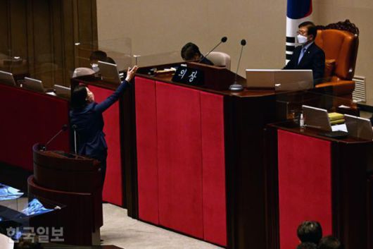 지난달 30일 오후 서울 여의도 국회에서 열린 제396회 국회(임시회) 1차 본회의에서 이른바 '검수완박(검찰 수사권 완전 박탈') 법안 중 하나인 검찰청법 개정안이 30일 국회 본회의를 통과한 가운데 배현진 국민의힘 의원이 의사 진행 발언을 하며 박병석 국회의장에게 항의하고 있다. 오대근 기자