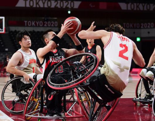 지난해 8월 27일 도쿄 아리아케 아레나에서 열린 2020 도쿄패럴림픽 남자 휠체어농구 A조 예선에서 만난 한국과 일본의 경기. 한국의 오동석 선수가 골밑슛을 시도하고 있다. 도쿄=사진공동취재단
