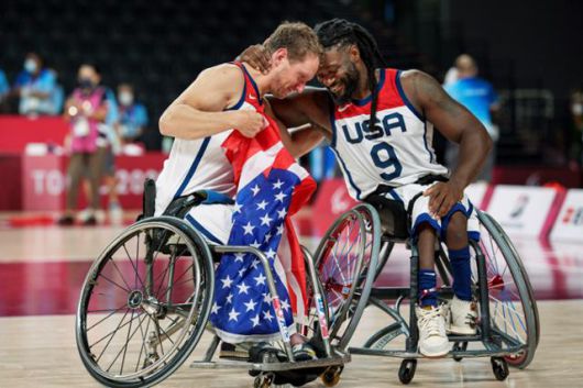 지난해 9월 5일 도쿄 아리아케 아레나에서 열린 2020 도쿄패럴림픽 남자 휠체어농구 경기에서 금메달을 딴 미국 선수들이 서로를 축하하는 모습. AP