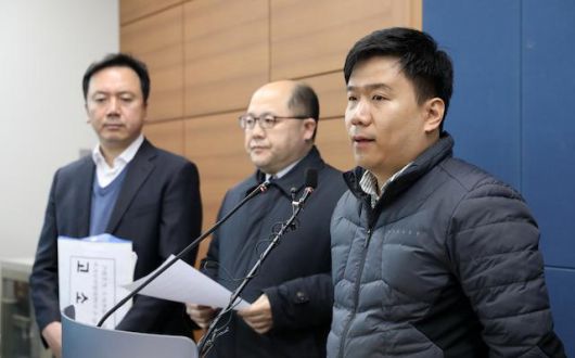 간첩조작사건 피해자 유우성씨가 2019년 2월 13일 오전 서울 서초구 서울고검 기자실에서 간첩조작 범행 국정원 수사관 및 검사 고소 기자회견을 갖고 있다. 유씨 측은 검찰 과거사위원회 조사 결과 새로 밝혀진 사실을 근거로 간첩 사건을 조작한 국정원 수사관들과 증거 조작에 가담한 검사들, 위증한 탈북자 등에 대해 고소를 진행할 예정이라고 밝혔다. 뉴스1