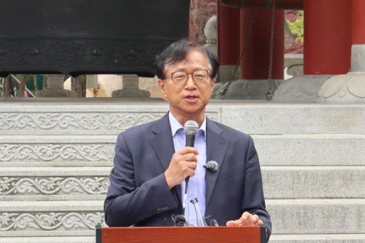 엄창옥 대구시교육감 후보가 11일 오후 대구 국채보상기념공원 종각 앞에서 대구시교육감 출마 선언을 하고 있다. 정광진 기자 kjcheong@hankookilbo.com