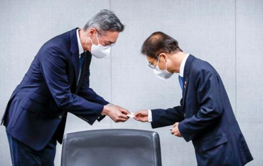 이정식(오른쪽) 고용노동부 장관이 3일 오전 서울 용산구 크라운제과에서 열린 임금피크제 운영사업장 현장방문 간담회에서 윤석빈 크라운제과 대표이사와 명함을 교환하고 있다. 뉴시스