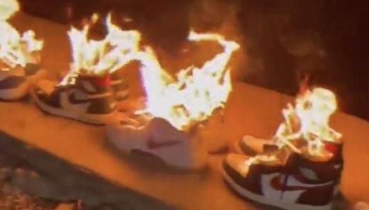 해외 브랜드 나이키 운동화를 불태우고 있는 영상이 중국 온라인에 지난해 올라왔다. 나이키가 위구르족 인권 탄압을 언급하며 해당 지역에서 난 직물을 제품 생산에 쓰지 않겠다고 밝힌 데 따른 중국 누리꾼들의 반발이었다.