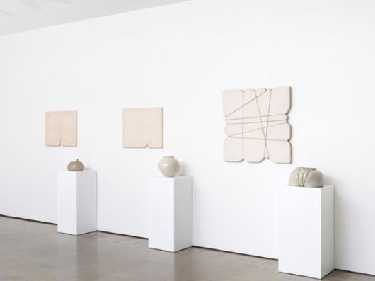 '매어진 백자'와 '매어진 캔버스'가 전시된 전시장 전경. 갤러리현대 제공