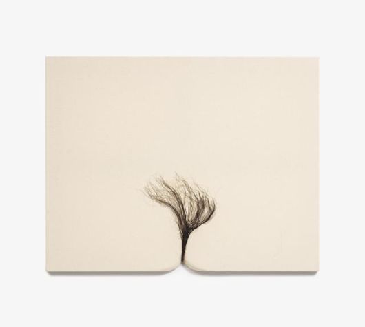 머리카락을 사용한 회화 연작인 '무제(2017년 작)'. 갤러리현대 제공