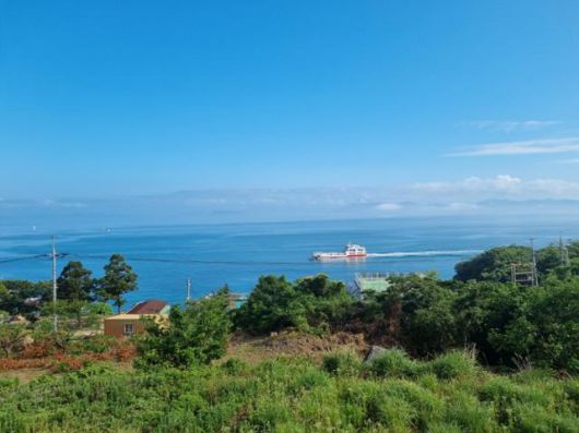 두미도 섬택근무의 가장 큰 장점은 일과 휴양을 병행할 수 있다는 것이다. 사무실 문만 열고 나가면 코앞에 그림 같은 바다가 펼쳐진다.