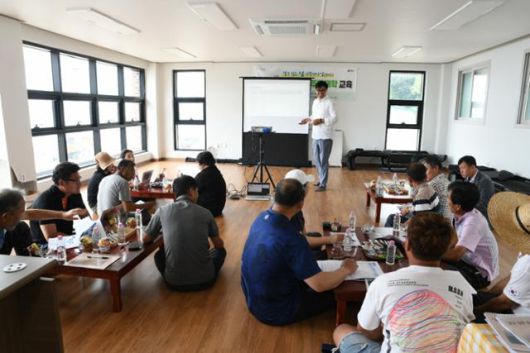 조시영 경남도 섬어촌발전과 전문위원이 지난달 21일 오후 두미도 마을회관에서 주민과 함께 지속 가능한 마을 조성을 주제로 논의하고 있다.