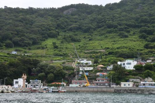 통영항 여객선터미널에서 뱃길로 짧게는 1시간 20분, 길게는 2시간을 달여야 두미도를 만날 수 있다.