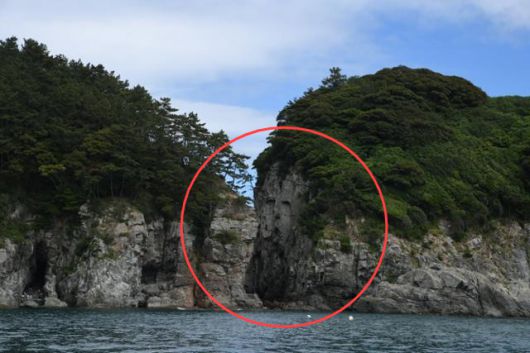 섬을 둘러싼 해식애가 빚어내는 절경은 두미도의 보물로 꼽힌다. 인두바위 또는 부처바위로 불리는 사람 머리 형상의 바위를 비롯해 엄지바위 등 기암괴석이 즐비하다.