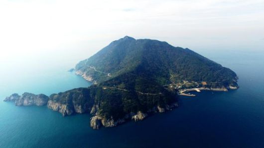 통영 두미도는 지형이 가오리처럼 머리(두)와 꼬리(미)만 있는 생물의 형체를 닮았다 해서 붙여진 이름이다. 2020년 경남도형 섬 재생사업인 ‘살고 싶은 섬’ 1호로 선정됐다. 경남도 제공