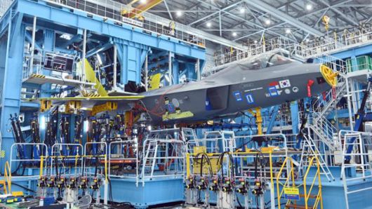 한국항공우주산업(KAI)이 KF-21 1호기를 생산 완료하고 지상 테스트를 시작한 6일 경남 사천시 KAI 본사21 구조시험동에서 실기체가 하중보정, 구조시험을 시행하고 있다. 사천=사진공동취재단